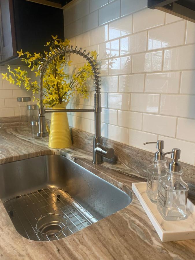Cozy, Upstairs Apartment Pets Welcome With Fee Family Friendly Close To Everything Cleveland Exteriér fotografie